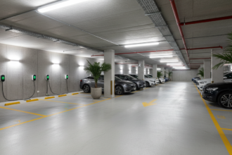 Recarga de carro elétrico em condomínio: veja os riscos 4 Recarga de carro elétrico em condomínio na garagem com carregadores