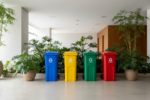 Coleta seletiva em condomínios com lixeiras coloridas para reciclagem de resíduos